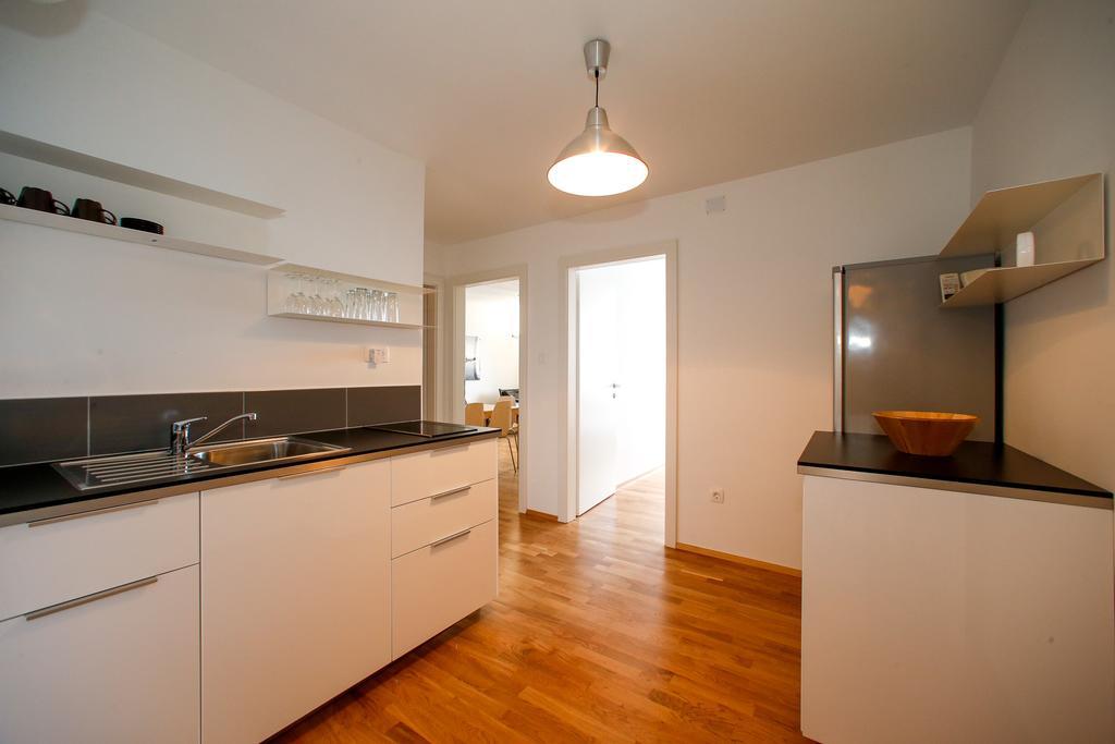 Apartments Harbour Сен Стая снимка