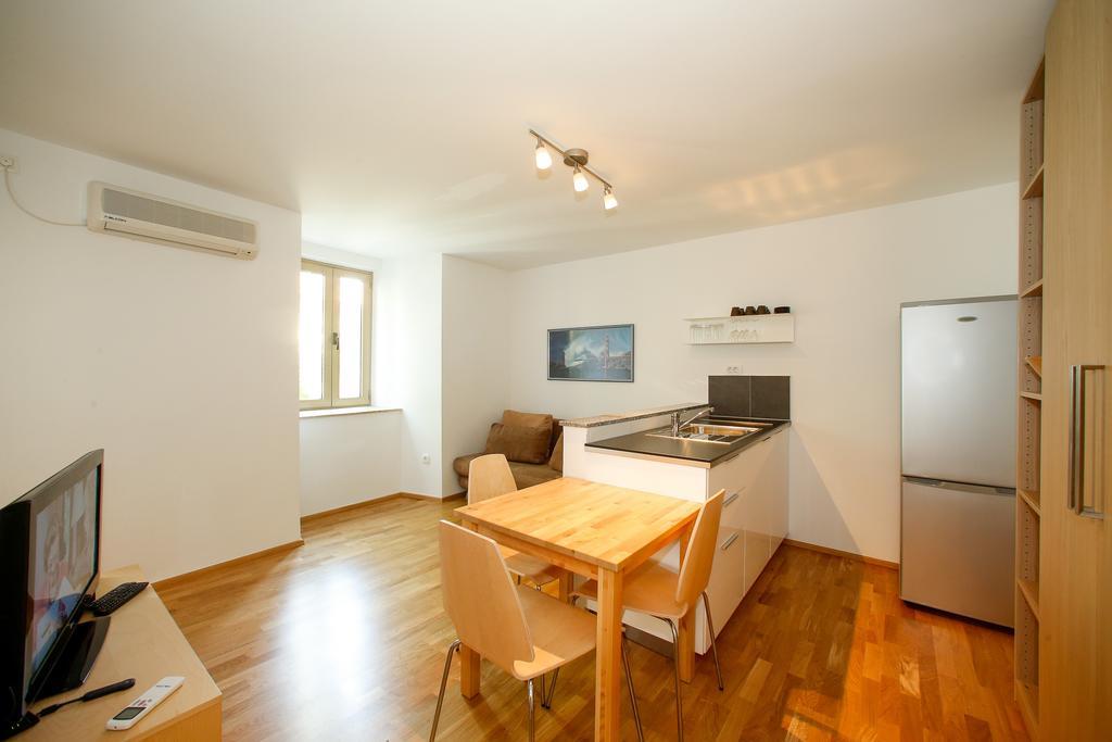 Apartments Harbour Сен Стая снимка